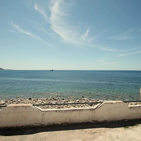 Agnone Sleeps 3 Air Con Wifi *